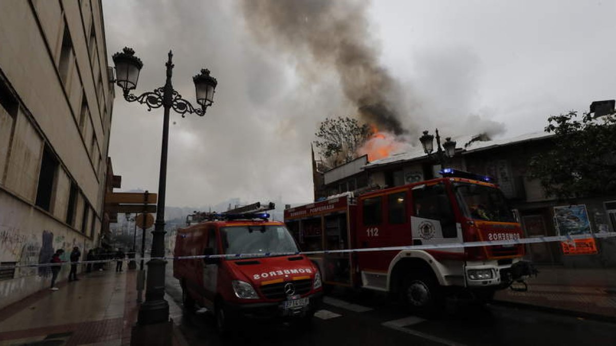 Por momentos se pudo ver cómo salían llamas del interior de una de las casas. ANA F. BARREDO
