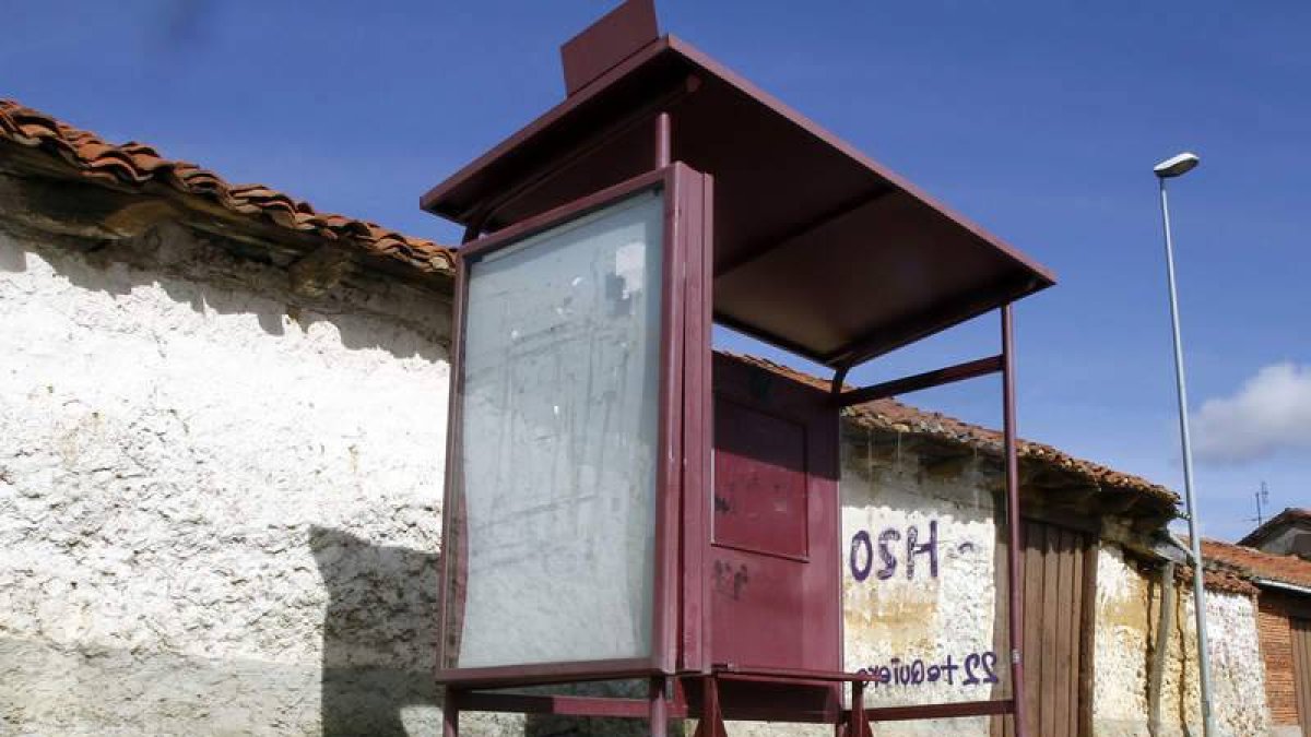 El Ayuntamiento sancionará el deterioro de las marquesinas.