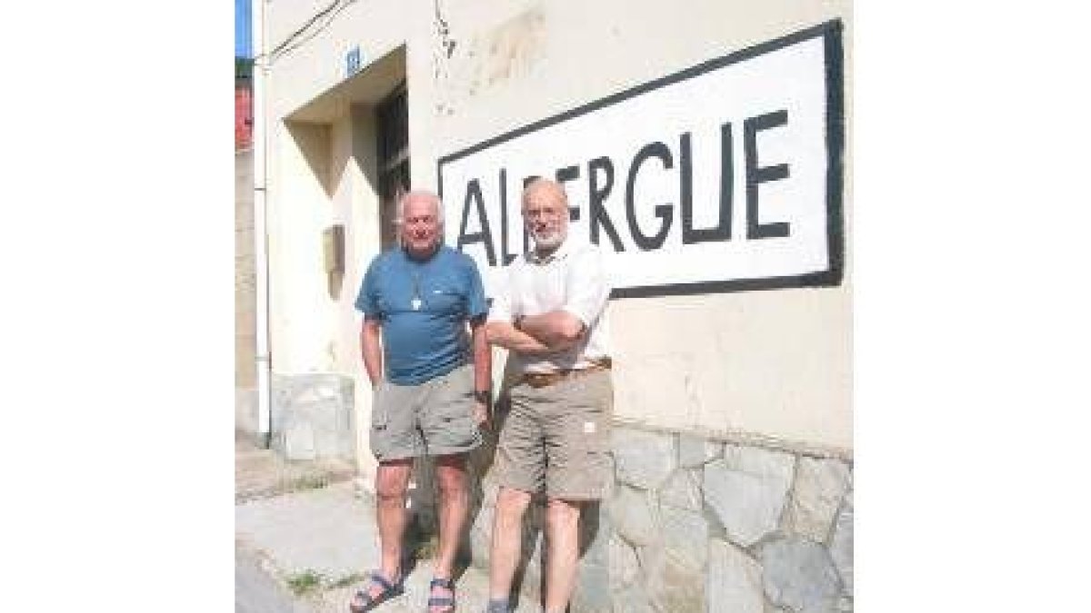 Jaime y José María, en el exterior del albergue de Cistierna