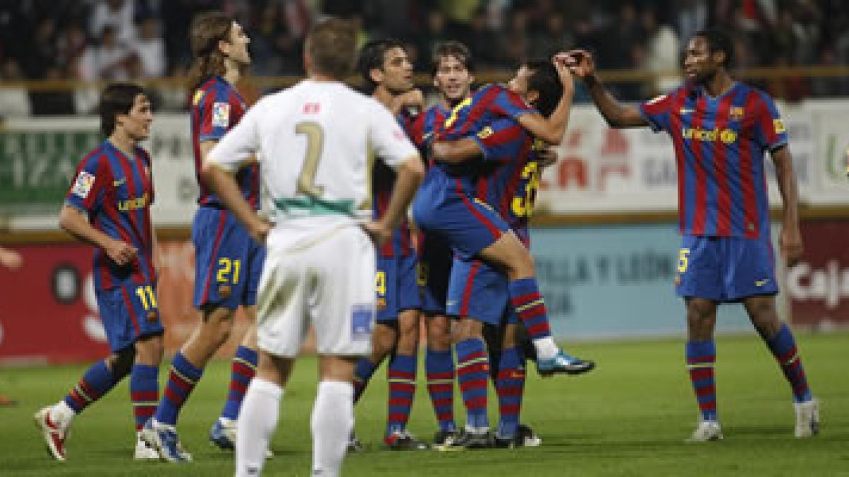 Los jugadores del Barcelona rodean y felicitan a Pedro, tras marcar el segundo gol
