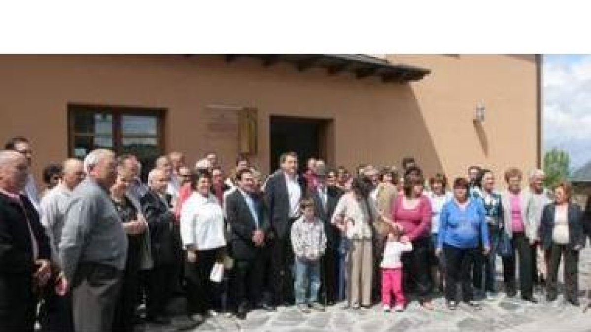 Valentín García Yebra posó frente al nuevo edificio con el alcalde de Ponferrada y todo el pueblo de