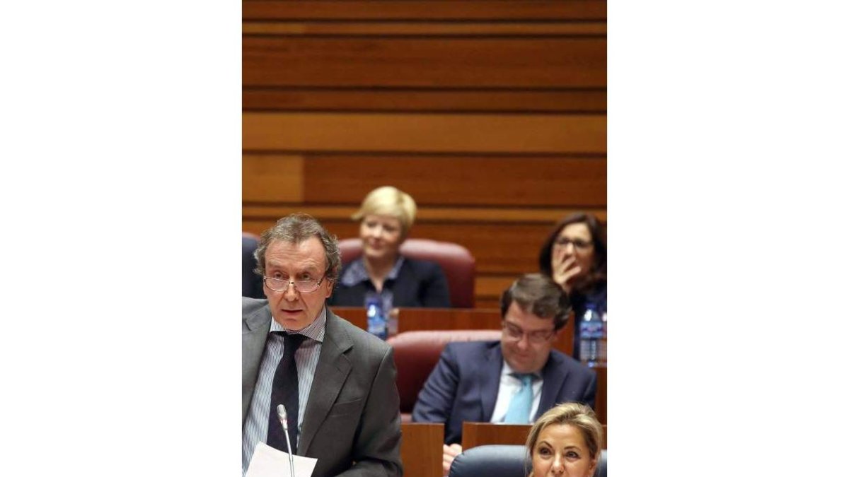 De Santiago-Juárez y Valdeón, ayer, en el Pleno.
