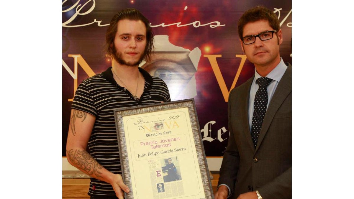 Antonio Fernández Medarde, director de Instituto Biomar, recibió el Premio Innova de manos de José Luis Ulibarri, presidente de Diario de León.