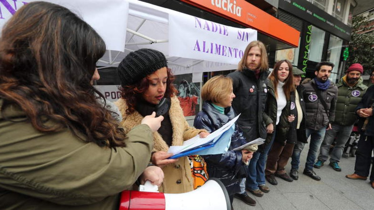 La concentración por los derechos humanos de Podemos se celebró en la plaza Lazúrtegui. ANA F. BARREDO