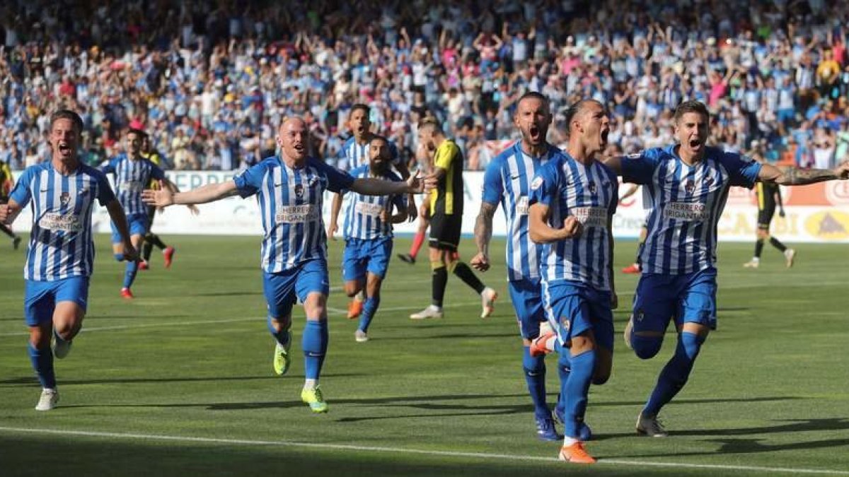 Tras casi dos meses sin pisarlo, la Deportiva Ponferradina juega su primer partido liguero en casa tras su vuelta a Segunda División. ANA F. BARREDO