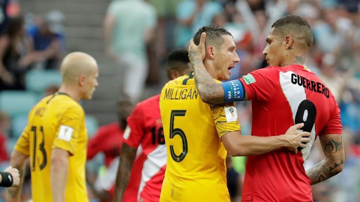 Paolo Guerrero y Mark Milligan se saludan al final del choque