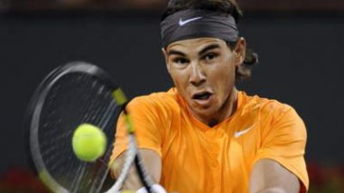 Nadal devuelve una bola al indio Somdev Devvarman.
