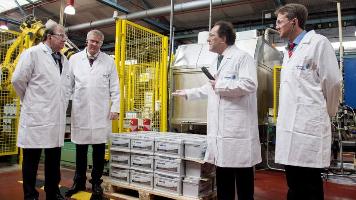 Herrera, ayer, junto a responsables de la planta burgalesa y el alcalde de Burgos.