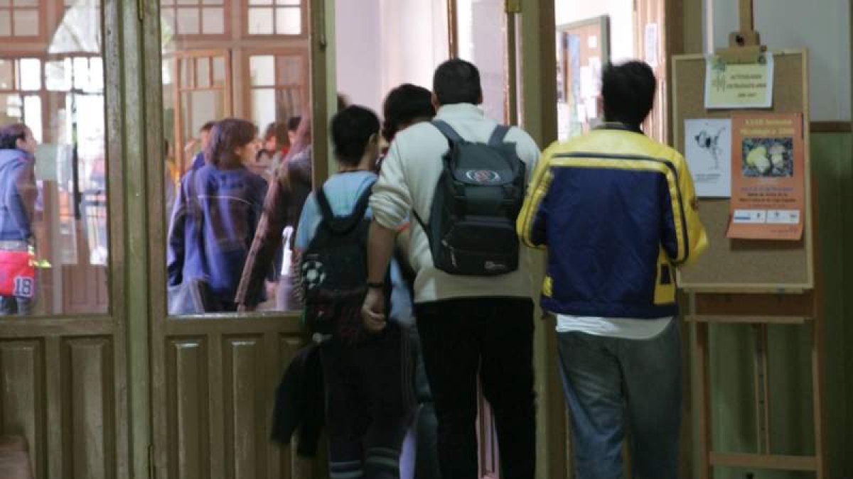 Los estudiantes de ESO tienen un futuro escolar lleno de incógnitas que habrá que despejar. ARCHIVO