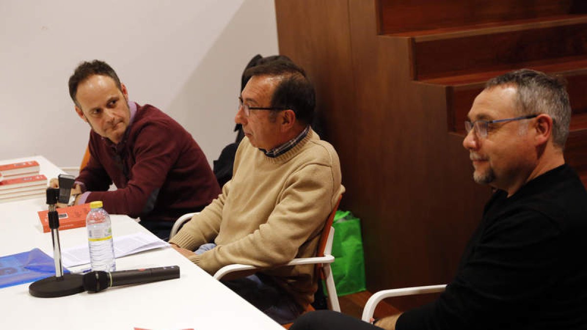 El editor Héctor Escobar con Tomás Sánchez Santiago y José María Castrillón en la biblioteca Iván de Vargas.