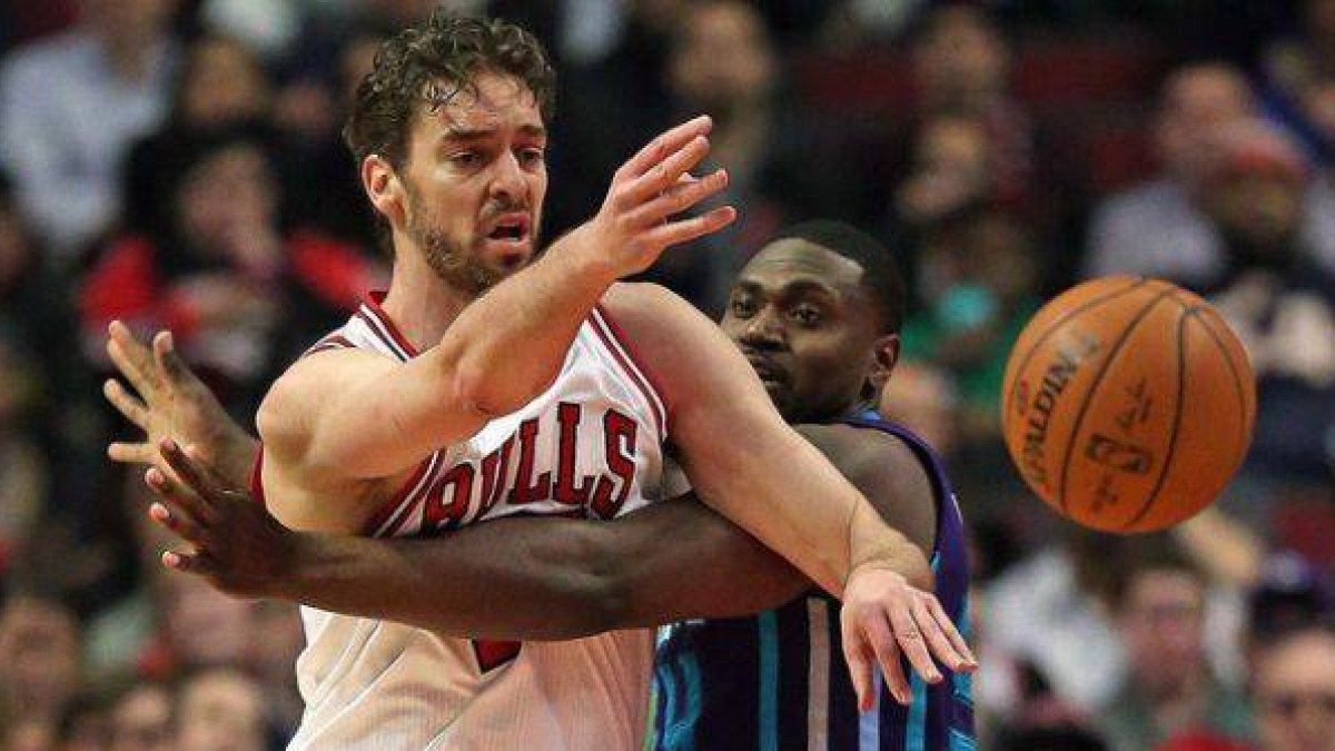 Pau Gasol y Jason Maxiell se disputan un balón en el partido que ha enfrentado a los Bulls y los Hornets en Chicago.