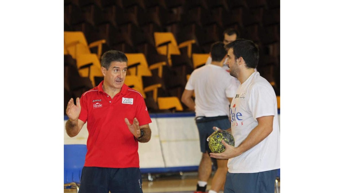 El técnico Manolo Cadenas charla con Carlos Ruesga.