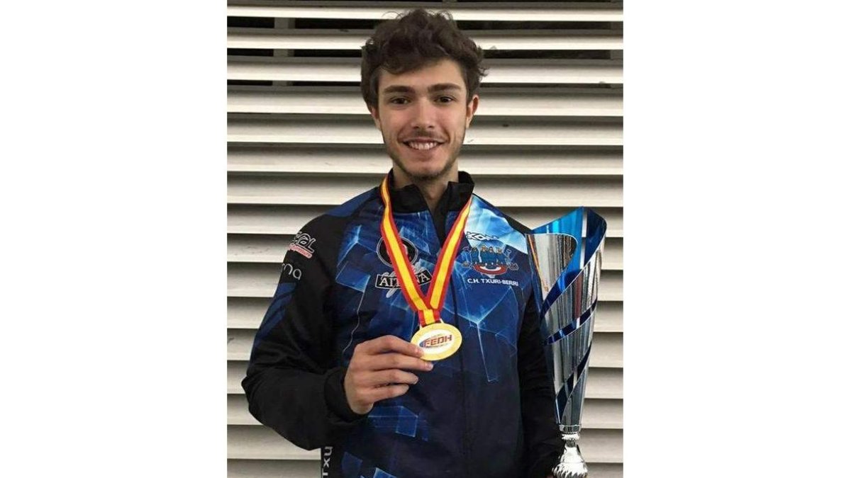 Eduardo de Paz con la medalla y trofeo de campeón de Liga. DL