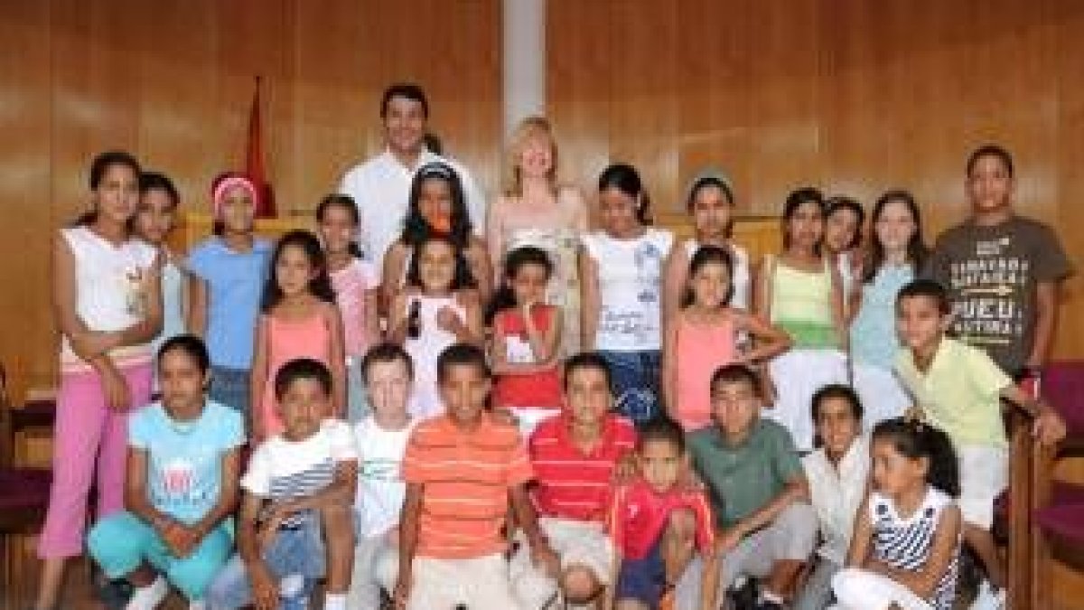 Yahya Mohamed Chej y Concepción Rodríguez con los niños que pasarán las próximas semanas en León