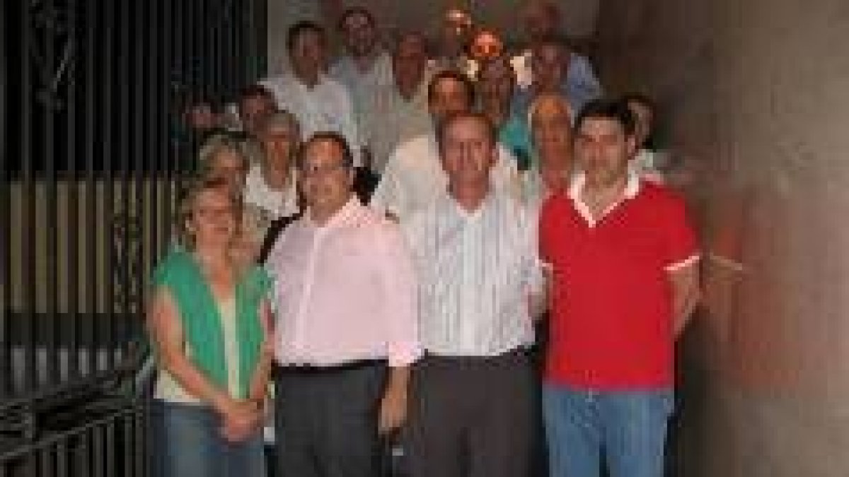 Los miembros de la comarcal posaron para una foto de familia tras la constitución de la junta