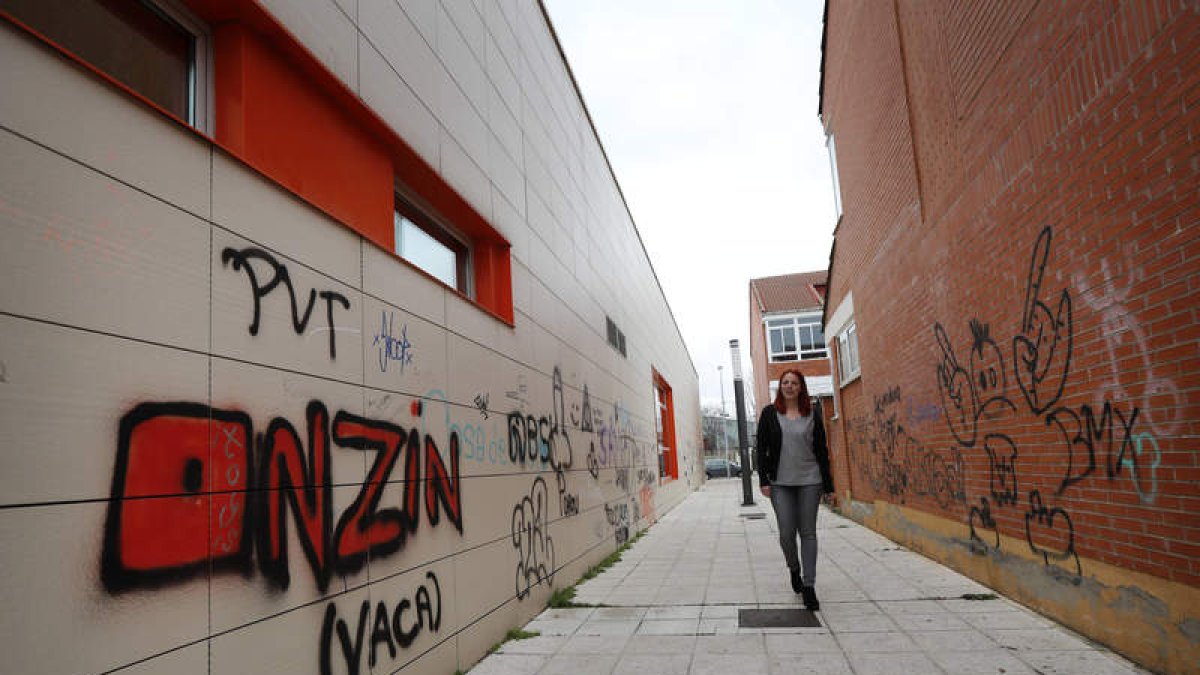 El Ayuntamiento también investiga quiénes inundaron de pintadas el Pabellón de Trobajo. JESÚS