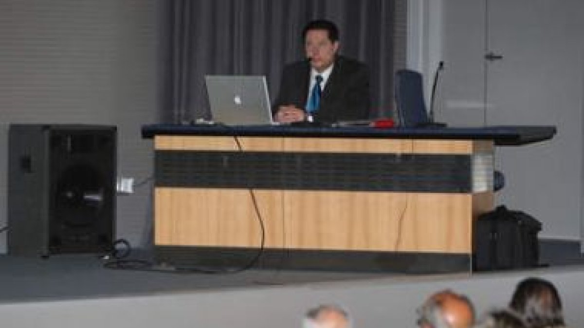 El cardiólogo Esteban García Porrero, ayer durante la conferencia de la semana del corazón.