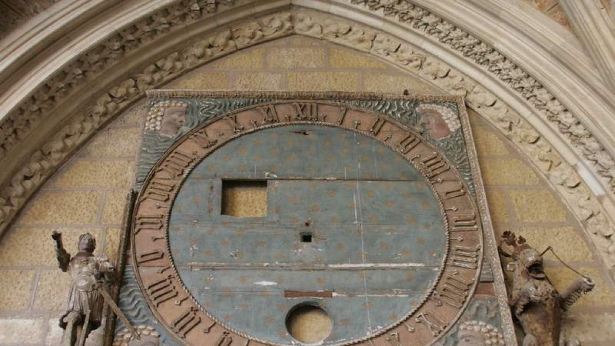 Esfera del reloj construido por el fraile Francisco en 1523 para la Catedral de León, con dos autómatas, un soldado y un león.