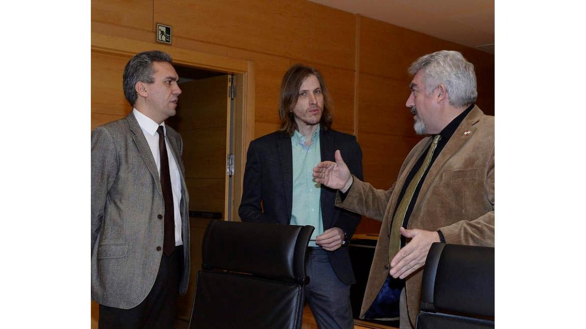 Izquierdo (PSOE), Fernández (Podemos) y Delgado (C’s), ayer.