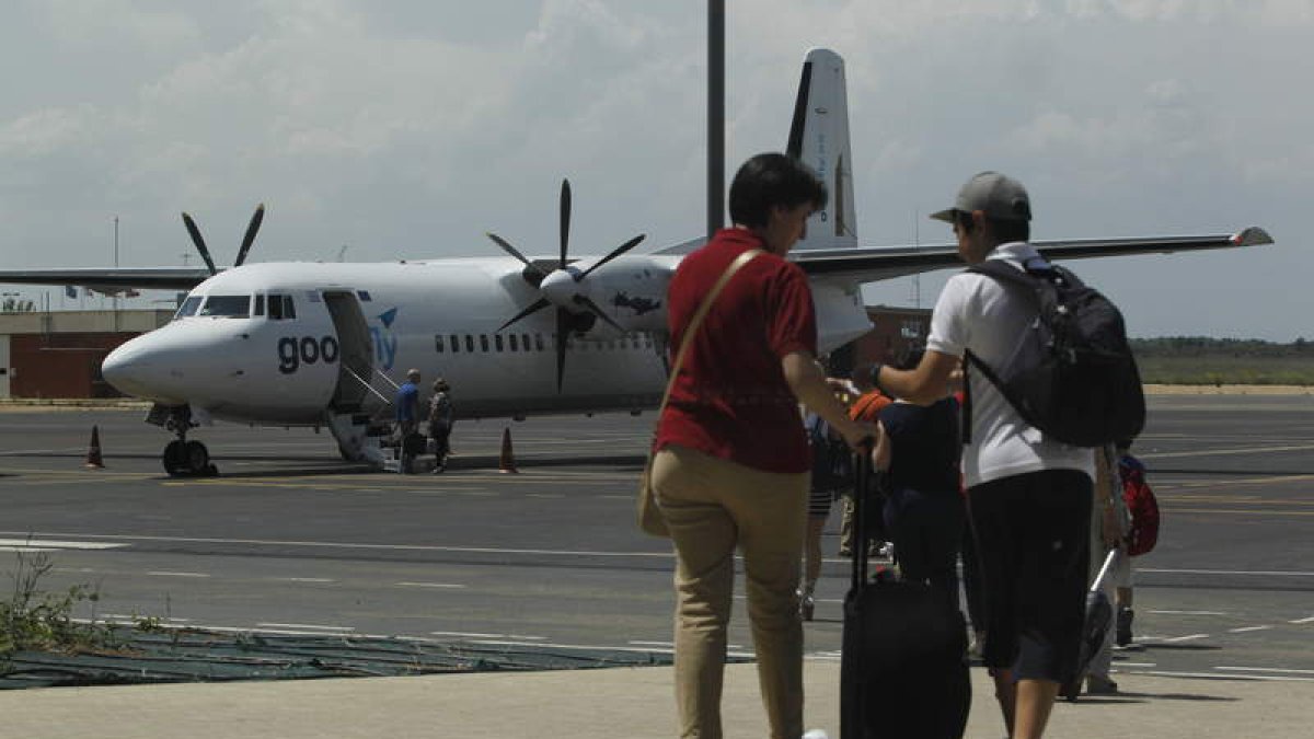 Esther y su hijo Adrián camino al avión, van a Valencia a un campeonato de cálculo mental.