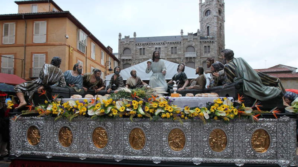 La Sagrada Cena tuvo que regresar cuando un aguacero caía en la plaza de la Catedral. Los otros pasos se recogieron cuando habían recorrido la calle Ancha.
