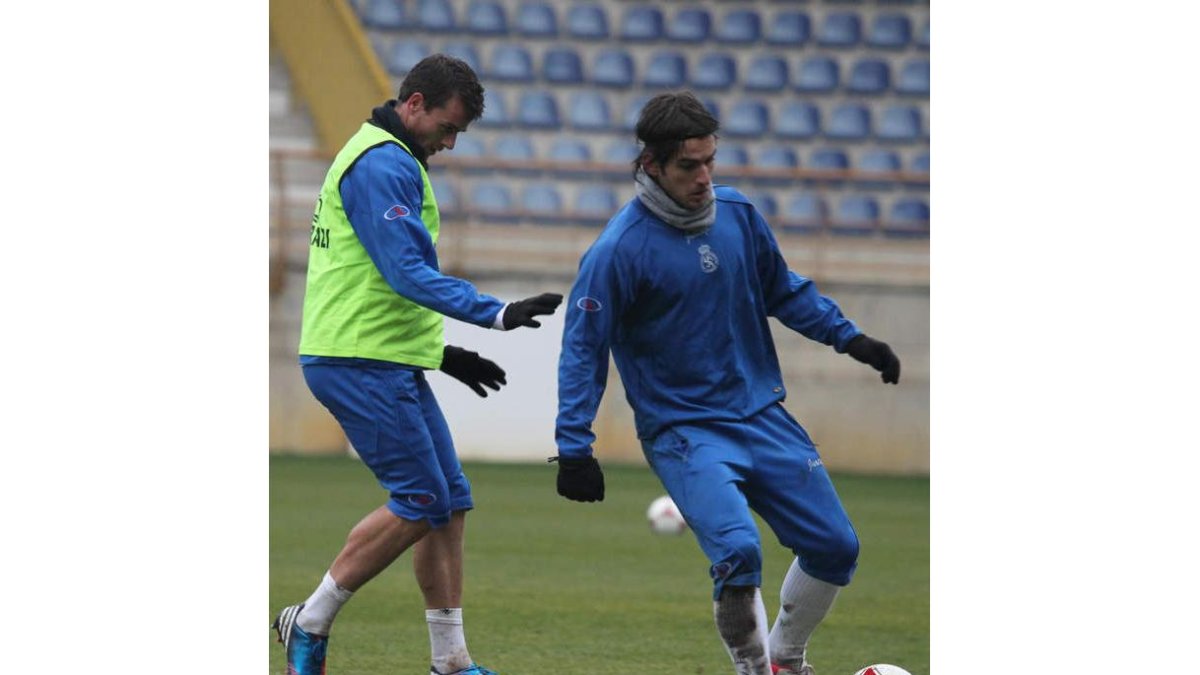 Santi Santos y Ortiz apuntan a titulares frente a la Arandina.