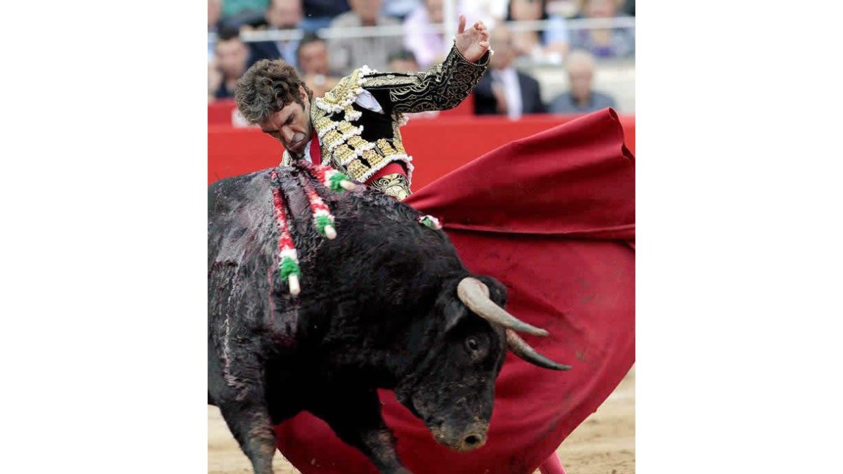 José Tomás da un molinete a su primer astado en el último festejo taurino de la Monumental