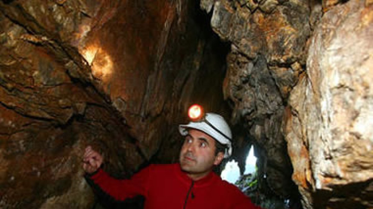 El ingeniero Roberto Matías explorando hace siete años la mina ahora cegada.