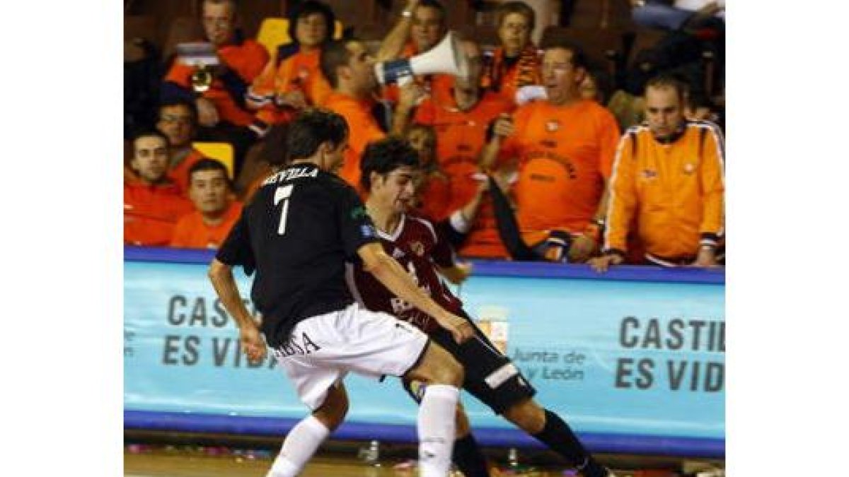 Jonathan Cámara trata de superar al visitante Revilla.