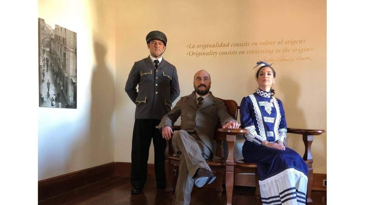 Los actores de la compañía Teatro Diadres enseñarán la Casa Botines en una visita teatralizada. MUSEO-CASA BOTINES