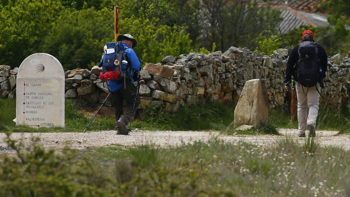 Dos peregrinos a su paso por Santa Catalina de Somoza. RAMIRO