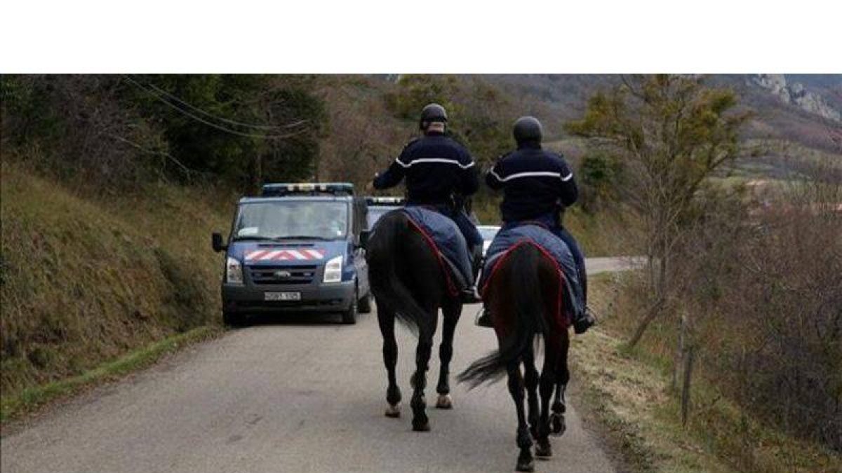 Policías franceses vigilan los accesos a la montaña de Bugarach, el miércoles pasado.