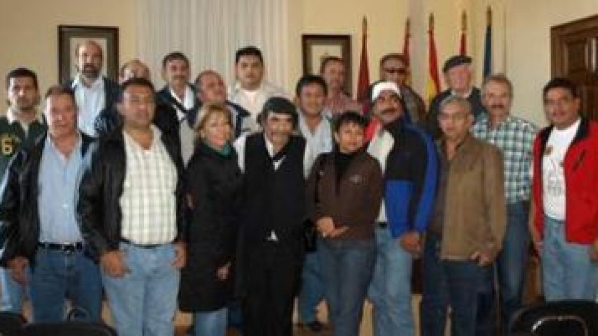 Los alcaldes y técnicos municipales centroamericanos posan en el salón de plenos de Gordoncillo