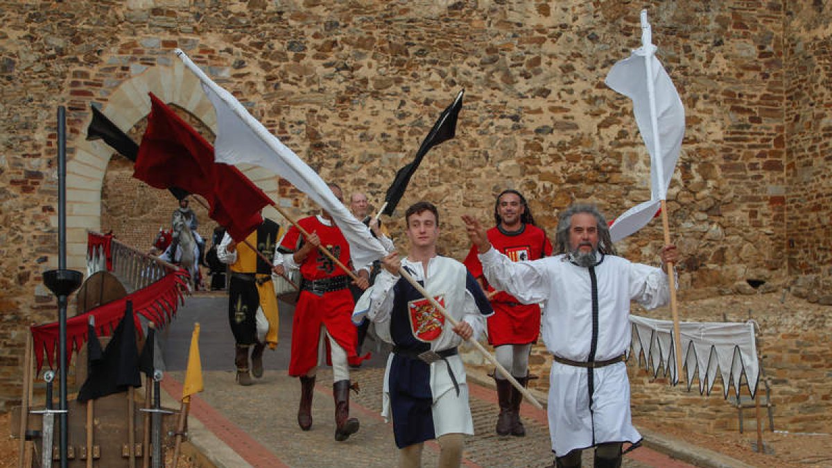 Un momento de la recreación histórica que se celebró en el castillo. MIGUEL F.B.