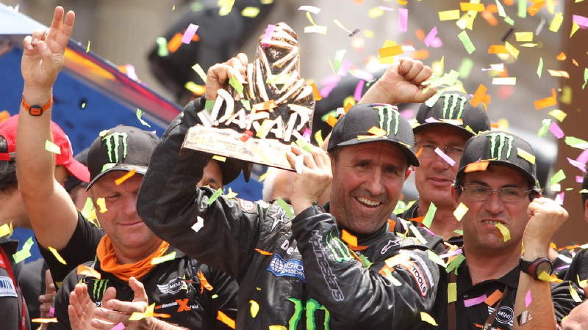 El francés Stéphane Peterhansel celebra en el podio su triunfo en coches en el Dakar.
