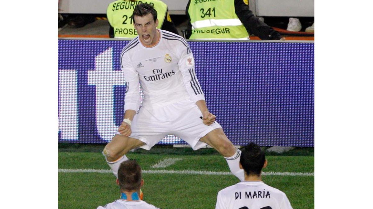 Bale celebra exultante ante Sergio Ramos y Di María el gol que dio el título de Copa al Madrid.