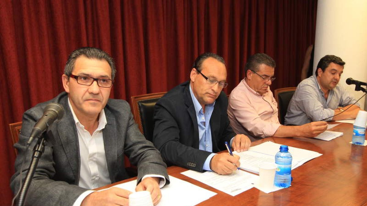El presidente del Consejo, Alfonso Arias, segundo por la izquierda, en el pleno del pasado jueves.