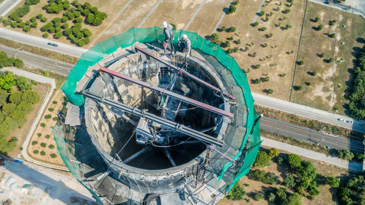 Imagen del robot instalado por Endesa en lo más alto de la chimenea de Cubelles. LA VANGUARDIA