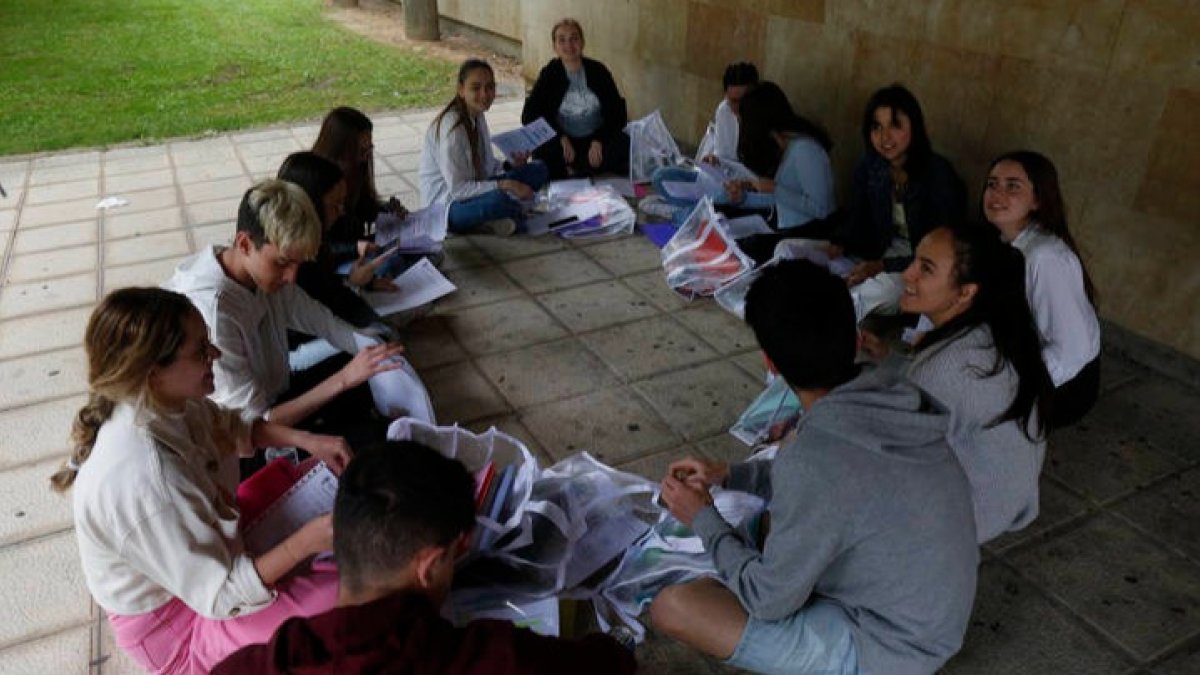 Alumnos leoneses, antes de examinarse de la Ebau este año en la Universidad. FERNANDO OTERO