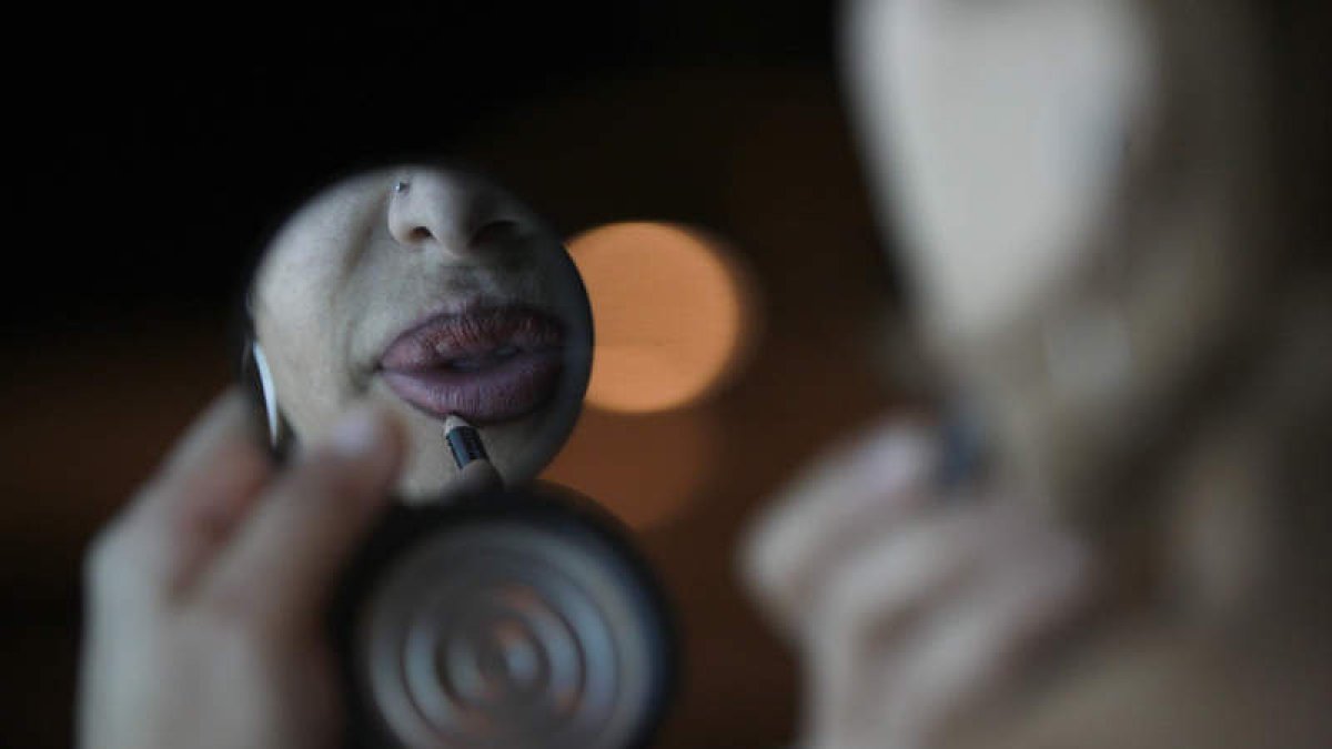 Una mujer que ejerce la prostitución se perfila los labios antes de empezar una nueva jornada. JESÚS F. SALVADORES