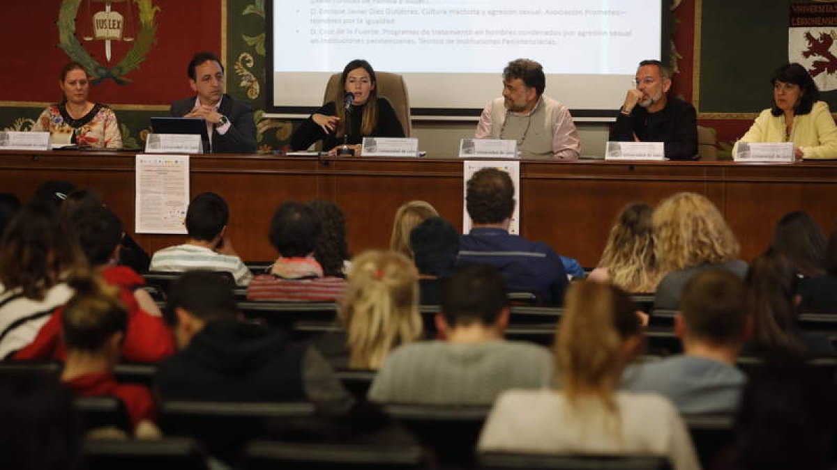 Jéssica Martínez, de la Unidad de Violencia de Género de la Subdelegación, moderó la mesa. RAMIRO