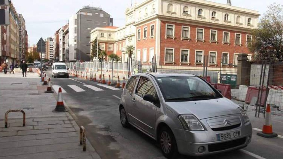 La acera del lado de los Maristas se abrirá el viernes, mientras que los otros dos carriles deberán esperar dos semanas.
