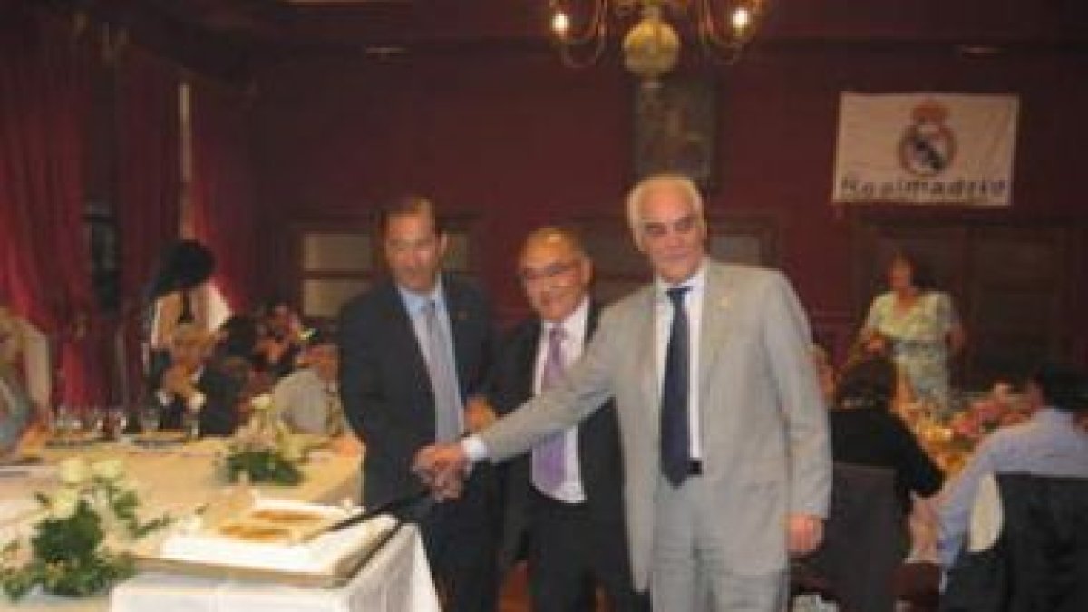 Fernández, Fidalgo y Peinado cortando la tarta.