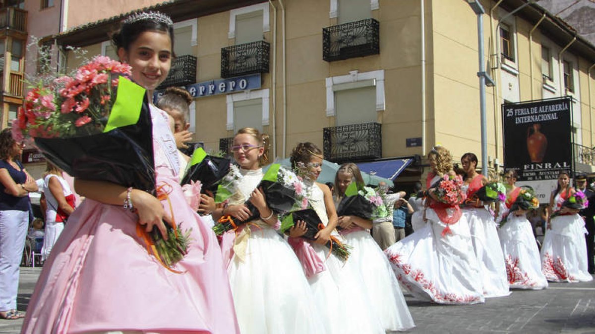 La reina infantil, Carla Urigoitia (izquierda), lista para iniciar el desfile de la ofrenda floral.