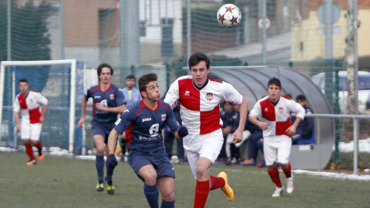 Cristian evita el avance de un jugador del Colegio Diocesano extremeño.