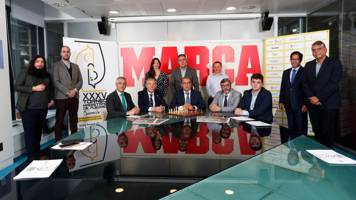 En la imagen, sentados, de izquierda a derecha, Isidoro Martínez, vicerrector de Deportes de la ULE, Vicente Canuria, concejal de Deportes del Ayuntamiento de León, Juan Ignacio Gallardo, director de Marca, Marcelino Sión, director del Magistral y Jaime Santos, jugador del próximo Torneo. De pie, de izquierda a derecha, el mago Xulio Merino, Javier González, jefe de servicio en Alsa Castilla y León, Ana Antón, Content&Communication Officer de MyInvestor, Adolfo López, presidente de RMD, Amador González, presidente de la Federación de Ajedrez de Castilla y León, Ángel Mateo, director comercial de Castilla y León del Banco Sabadell, y Javier Ochoa, presidente de la Federación Española de Ajedrez. CHEMA REY / MARCA