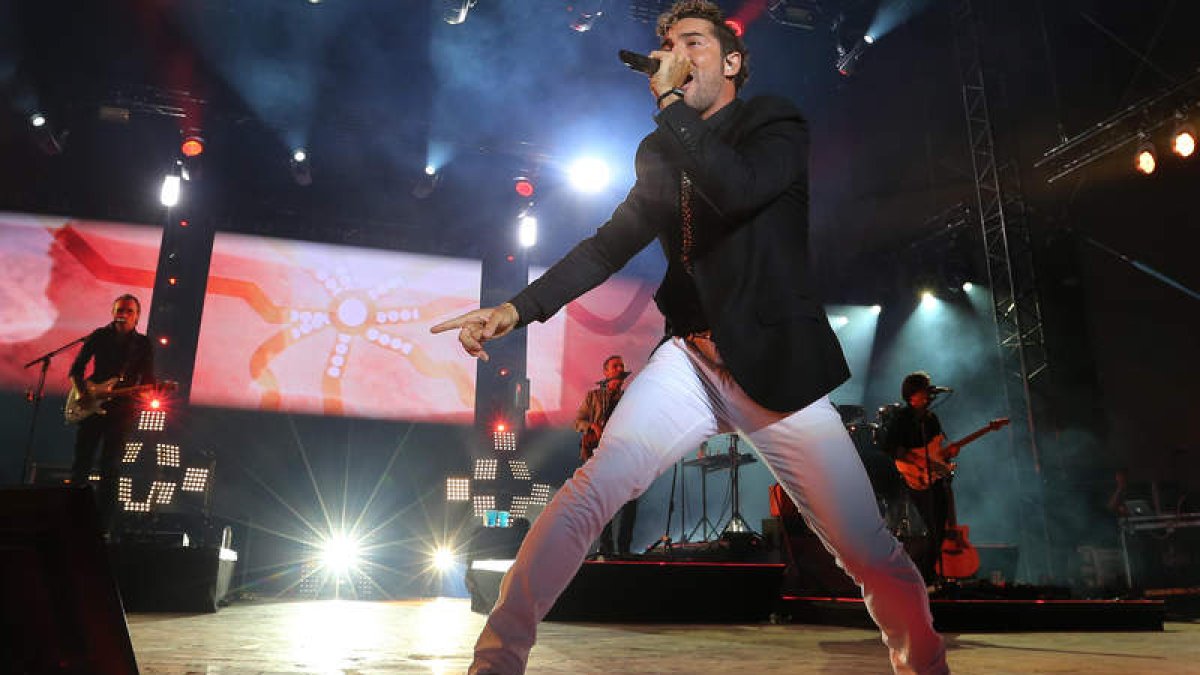 El cantante almeriense en un momento de su espectáculo ayer en el auditorio de Ponferrada.