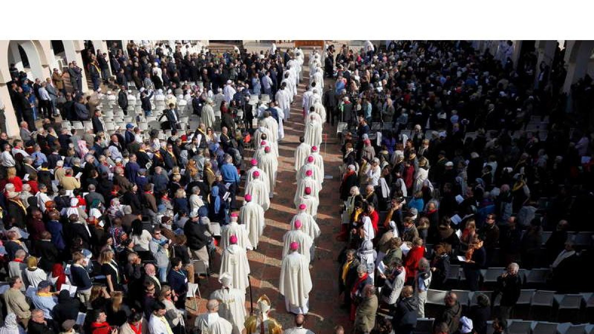 Multitudinaria cereminia en la explanada de la iglesia de Nuestra Señora de la Cruz. STRINGER