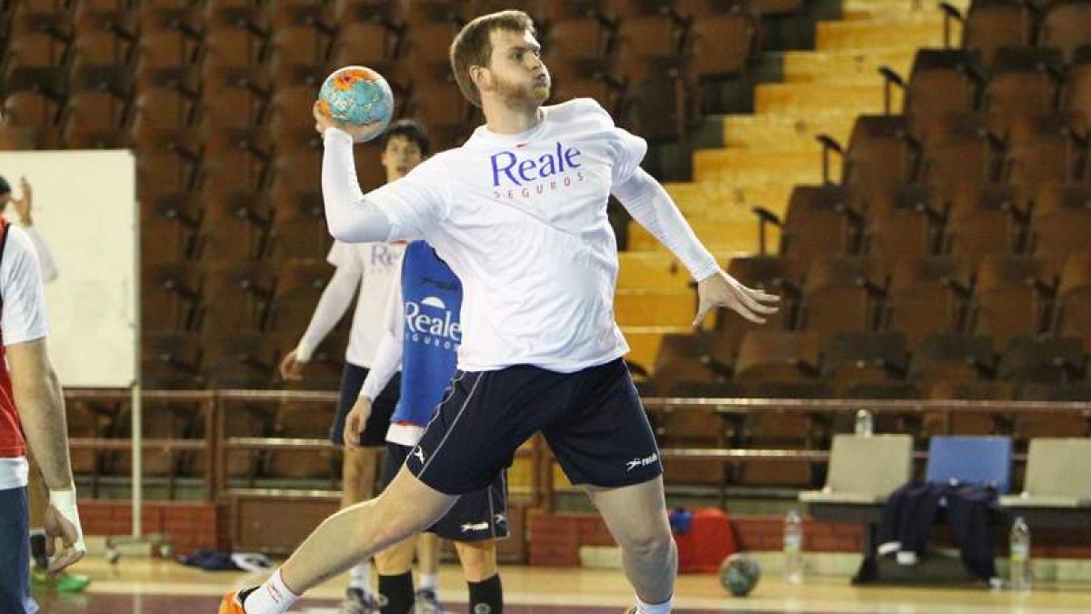 El pivote ademarista, Diego Piñeiro, se eleva para realizar un lanzamiento durante un entrenamiento en el Palacio.