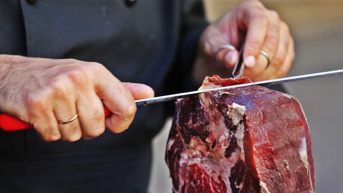 La cecina es leonesa como pocos productos pueden presumir. Este mes de mayo, además, enarbola el buen comer y la gastronomía de la provincia. Nunca está de más saborearla. Un salazón cárnico que este domingo celebra una fiesta clave, cuando se va a batir